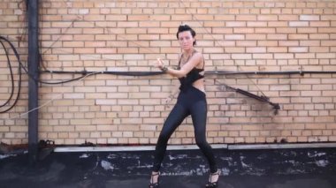 Genç kadın siyah kostüm dansları 