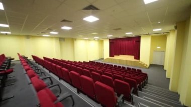 Kırmızı koltuklar ile basit ve küçük konser salonu 