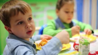 Küçük erkek ve kız pasta yemek 