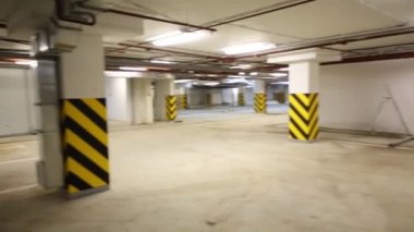 Boş underground otopark sütunları ve borular ile 