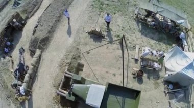 İnsanlar kampta dinlenir. 