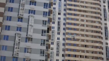 Dji Phantom binaların yakınında uçuyor