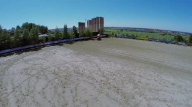 Traktör binicilik arenasını hazırlıyor 