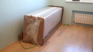 Kanepe çözdükten ve boş odaya katlanmış 