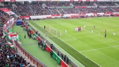 Bayraklı ve futbol sahası olan taraftarlar 