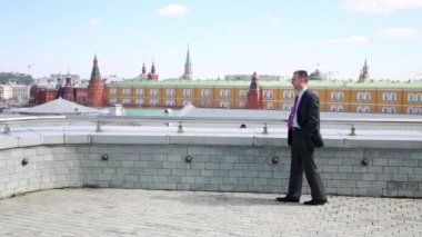 İşadamı açık çatı Teras yürür