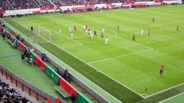 Takımlar stadyumda futbol sahasında oynamak 