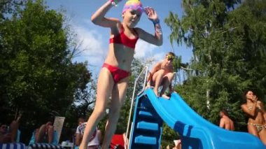 Çocuklar slayttan atlıyor