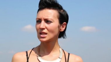 Kadının mavi gökyüzü arka plan şarkı