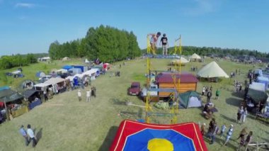 Çocuk kuleden atlamak için hazırlar 