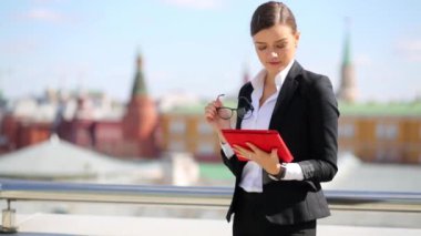 Tablet bilgisayar ile genç gülümseyen kadın 