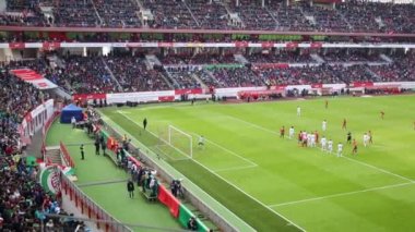 Futbol sahasında takım oynamak 