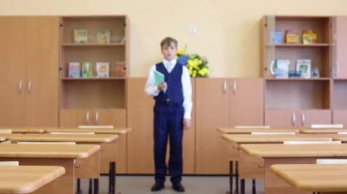 Sınıfta okul üniformalı çocuk