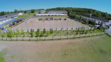 Binicilik kompleksi arenada atlı oluşumu