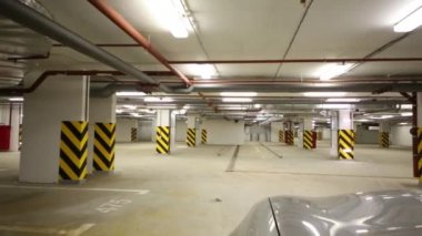 Yer altı otoparkı araba hareket