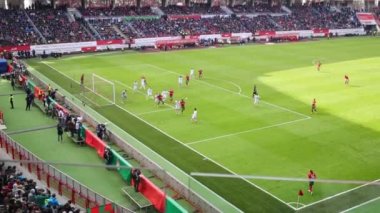 Stadyumda futbol sahasında erkekler oynamak 