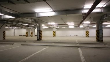 Boş park yerleri ile otopark underground