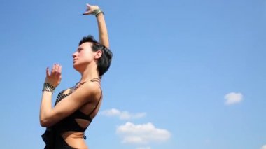 Siyah kostüm dansları ince kadın 