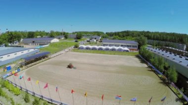 Traktör düzgünleştirir kum arenada 