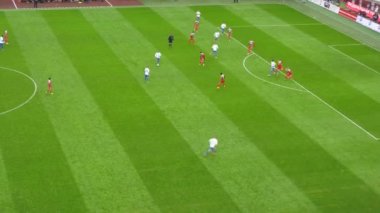 Sahada futbol takım oyunu  