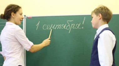 Çocuk ve kara tahta imlecini ile öğretmen