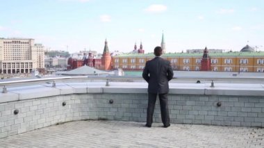 İş takım elbiseli adam terasta standları 