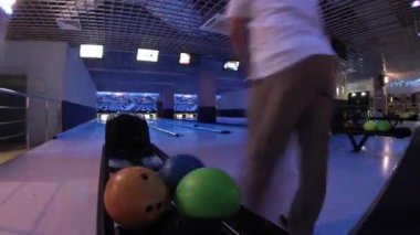 Bowling oynuyor adam 