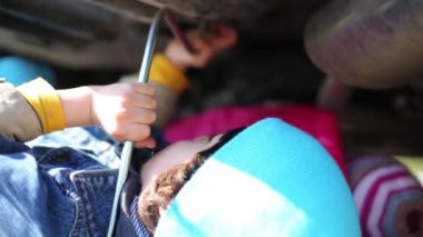 Lokma anahtar ile küçük çocuk 