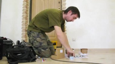 İşlenecek parçanın alt araçları ile yapar