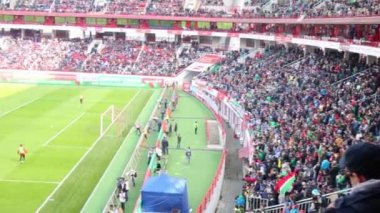 Fanlar ve stadyum lokomotif sahada tribünler 