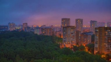 Modern bölgesinin Park ve aydınlatmalı binalar 