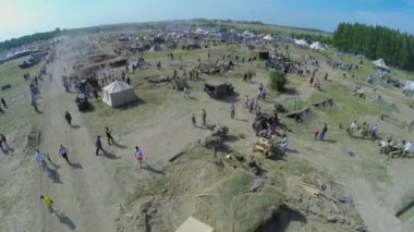 Turistler tarafından askeri kamp yürüyüş 