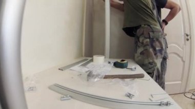 İki işçi kabine raflar monte