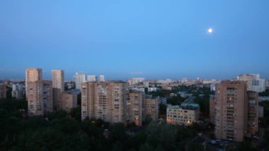 Akşam tek başına ayda taşır 
