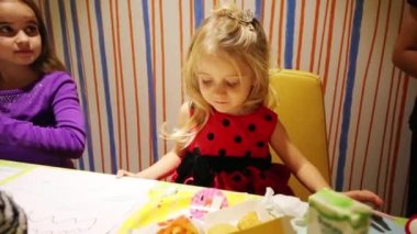 İki güzel kızı masaya 