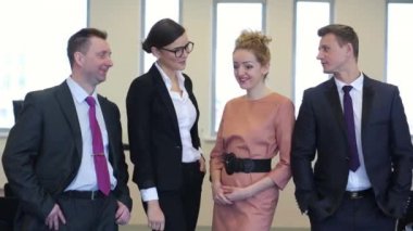 Ofiste konuşmak iş grubu.