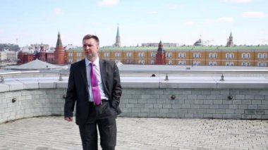 İşadamı Teras tarafından yürür 