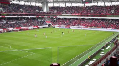 Lokomotif stadyumunda oyuncularla futbol sahası