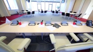 Geniş parlak konferans salonu ile tablolar