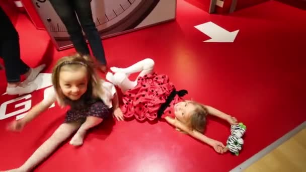 Twee kleine meisjes op rode vloer — Stockvideo