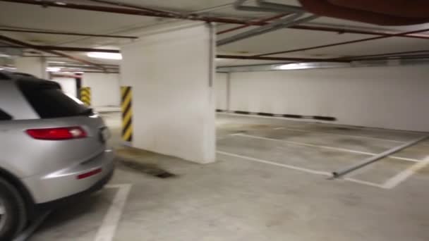 Samochód stoi w dużym parkingiem — Wideo stockowe