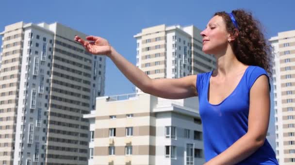 Mujer bonita tiende la mano al sol — Vídeos de Stock