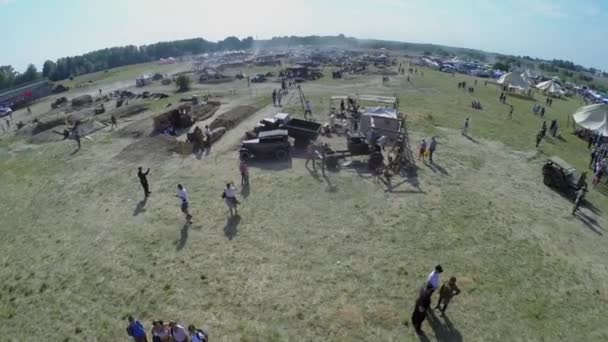 Transporte militar no acampamento durante Battlefield — Vídeo de Stock