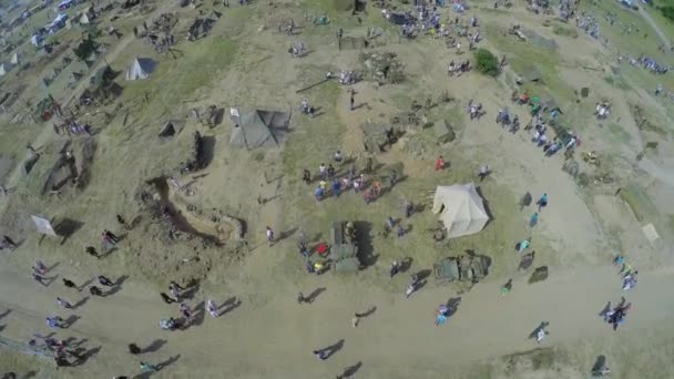 군사 캠프로 걷는 사람들 — 비디오