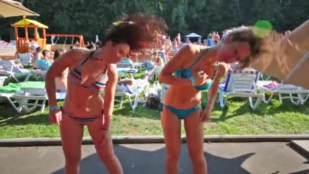 2 人の女性が自分の髪を振る — ストック動画