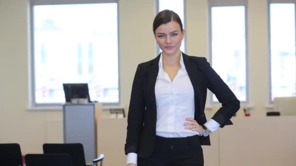 Joven mujer sonriente vestida de traje — Vídeo de stock