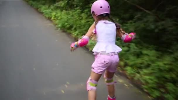 Menina no capacete montando em patins — Vídeo de Stock