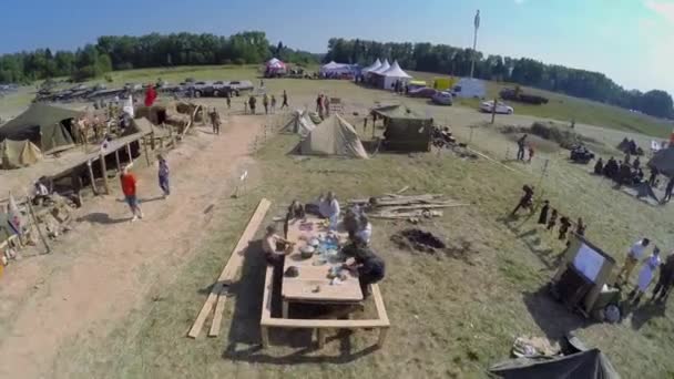 Les soldats allemands mangent dans le camp — Video