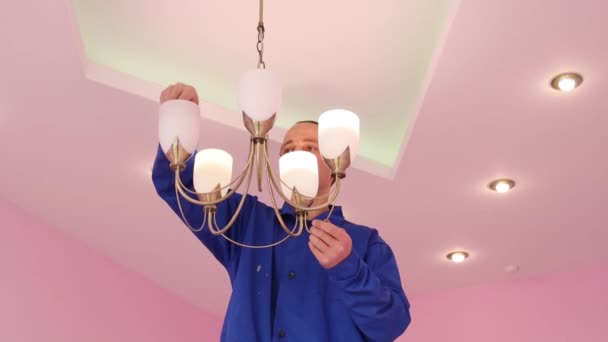 Elektriker i blå vändningar lampa — Stockvideo