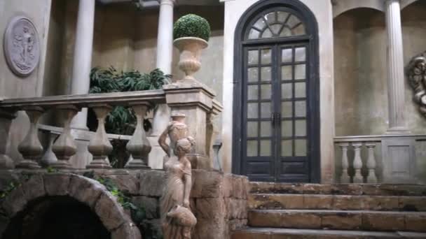 Casa vecchia cortile interno con scala — Video Stock